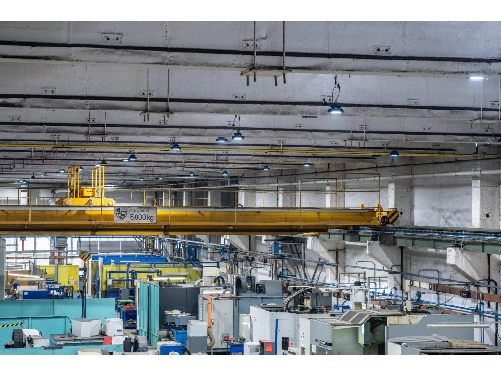 Gyártócsarnok LED-világítással és darutechnikával – a világítás korszerűsítésének példája ipari környezetben. Forrás: ledsolution.hu