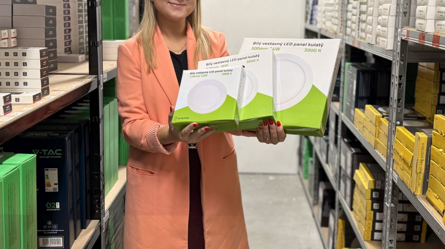 A LED Solution vállalat képviselője bemutatja a süllyesztett LED-panelek kínálatát ipari és kereskedelmi felhasználásra. Forrás: ledsolution.hu