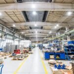 Modern ipari csarnok egyenletesen elosztott high-bay típusú LED-világítással. Az energiahatékony üzemeltetés szemléltetése. Forrás: ledsolution.hu