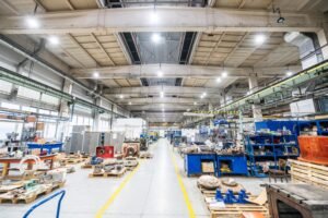 Modern ipari csarnok egyenletesen elosztott high-bay típusú LED-világítással. Az energiahatékony üzemeltetés szemléltetése. Forrás: ledsolution.hu