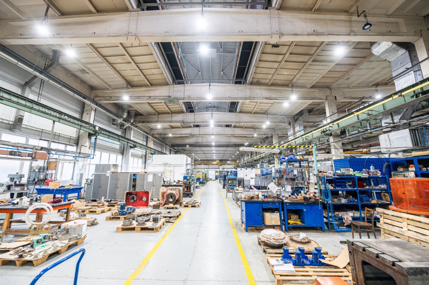 Modern ipari csarnok egyenletesen elosztott high-bay típusú LED-világítással. Az energiahatékony üzemeltetés szemléltetése. Forrás: ledsolution.hu