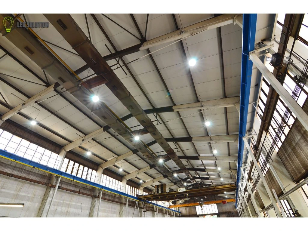 Ipari csarnok mennyezetének látványa telepített LED lámpatestekkel, amelyek nagy fényintenzitást és hosszú élettartamot biztosítanak. Forrás: ledsolution.hu
